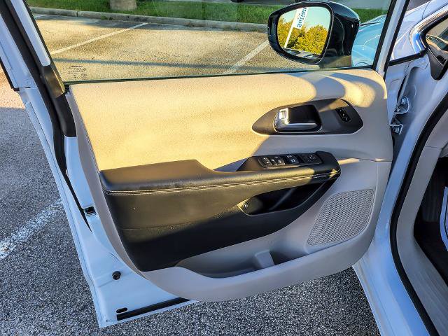 Used 2024 Chrysler Pacifica Limited FWD image 23