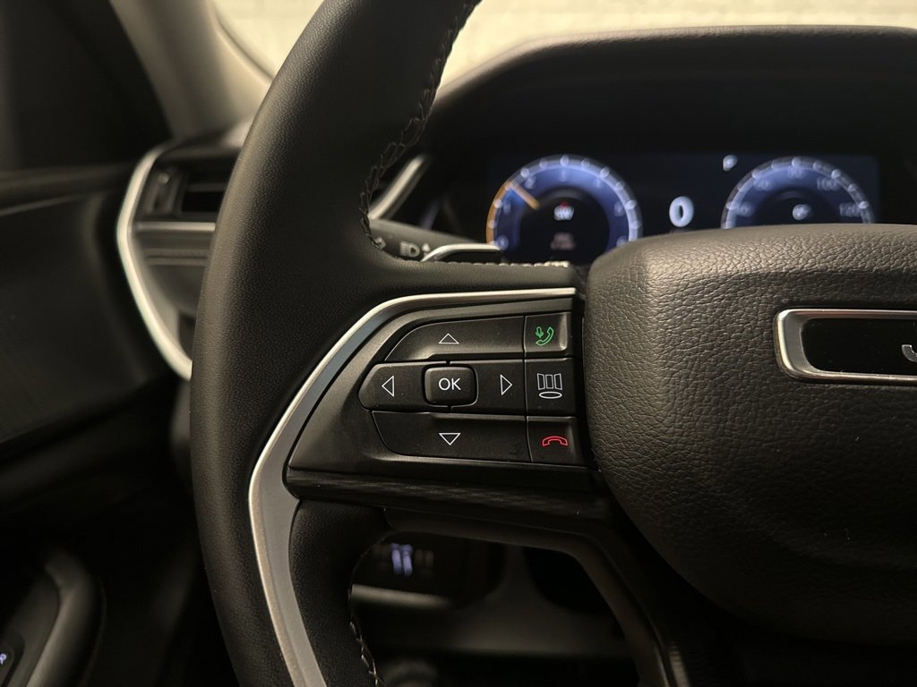 Used 2023 Jeep Grand Cherokee L Laredo image 39