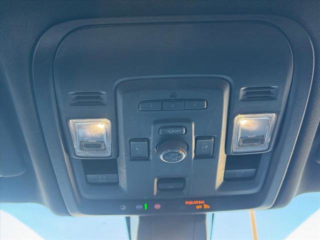 Used 2022 GMC Yukon XL SLT w/ SLT Premium Package image 18