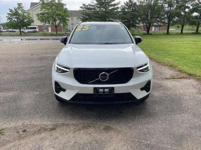Used 2025 Volvo XC40 B5 Plus AWD/4WD image 14