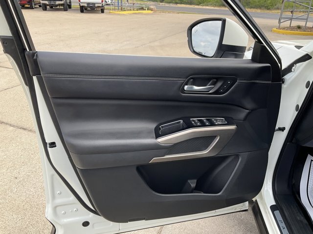 Used 2023 Nissan Pathfinder Platinum w/ Cargo Package AWD/4WD image 10