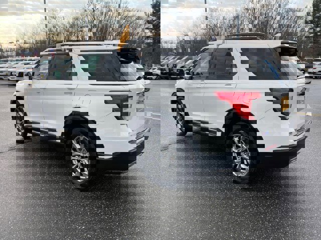 Certified 2022 Ford Explorer XLT w/ Equipment Group 202A image 3