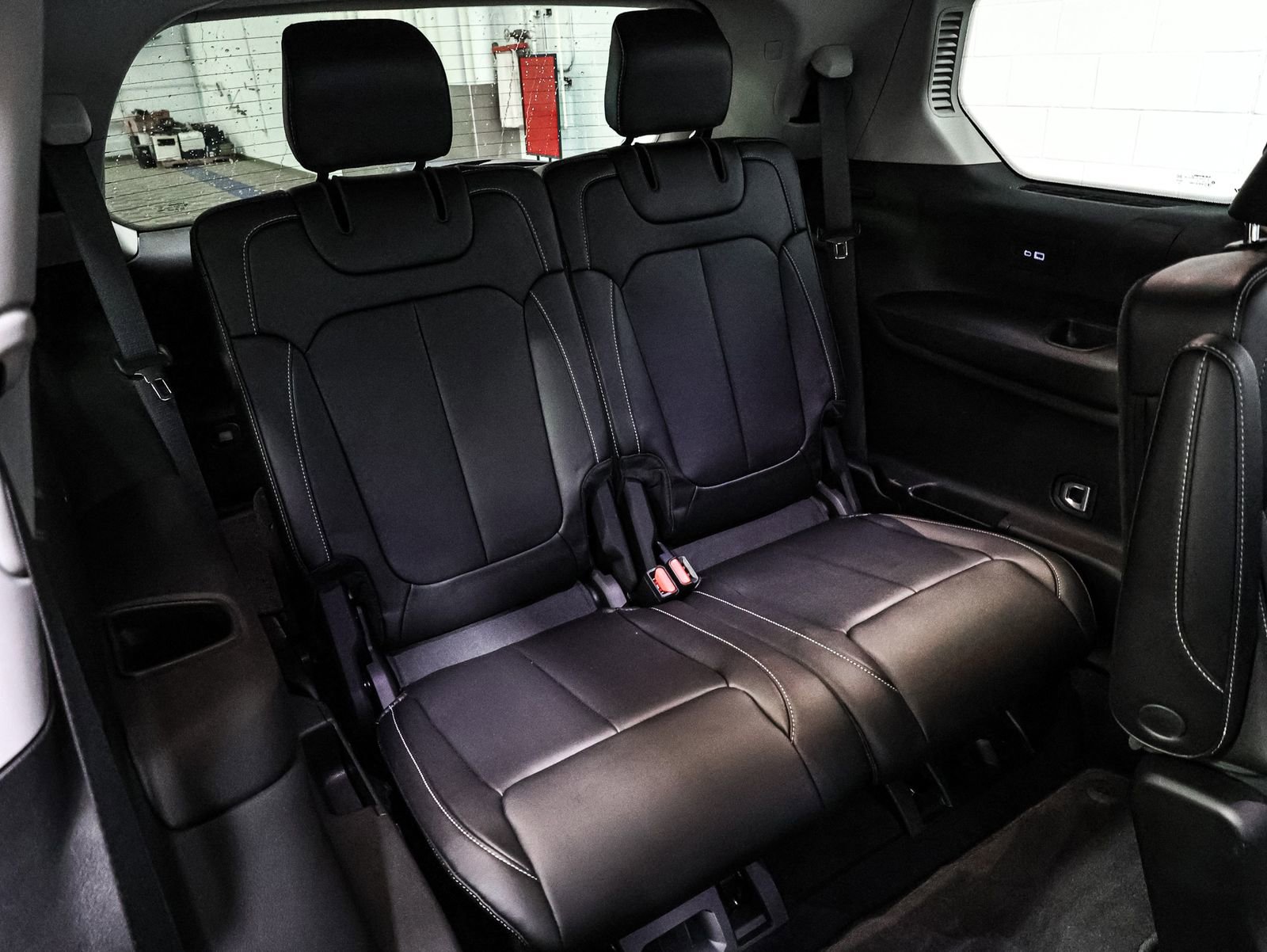 Used 2023 Jeep Grand Cherokee L Limited w/ Black Appearance Package AWD/4WD image 24