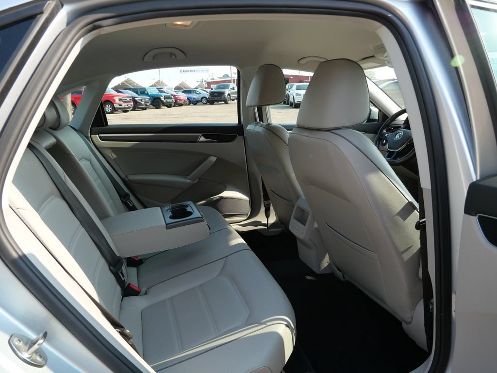 Used 2018 Volkswagen Passat 2.0T R-Line FWD image 12