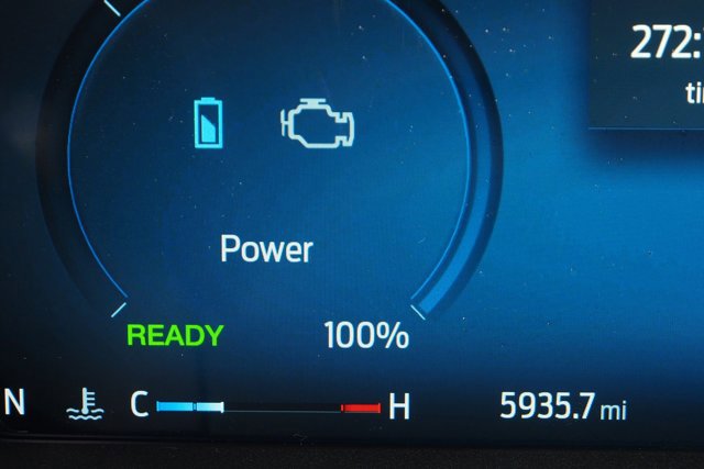 Certified 2025 Ford Escape SE w/ PHEV Premium Package image 30