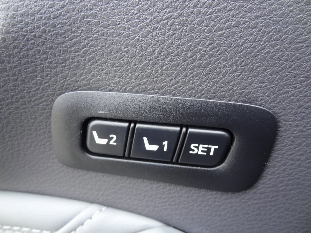 Used 2019 Toyota Avalon Limited image 22