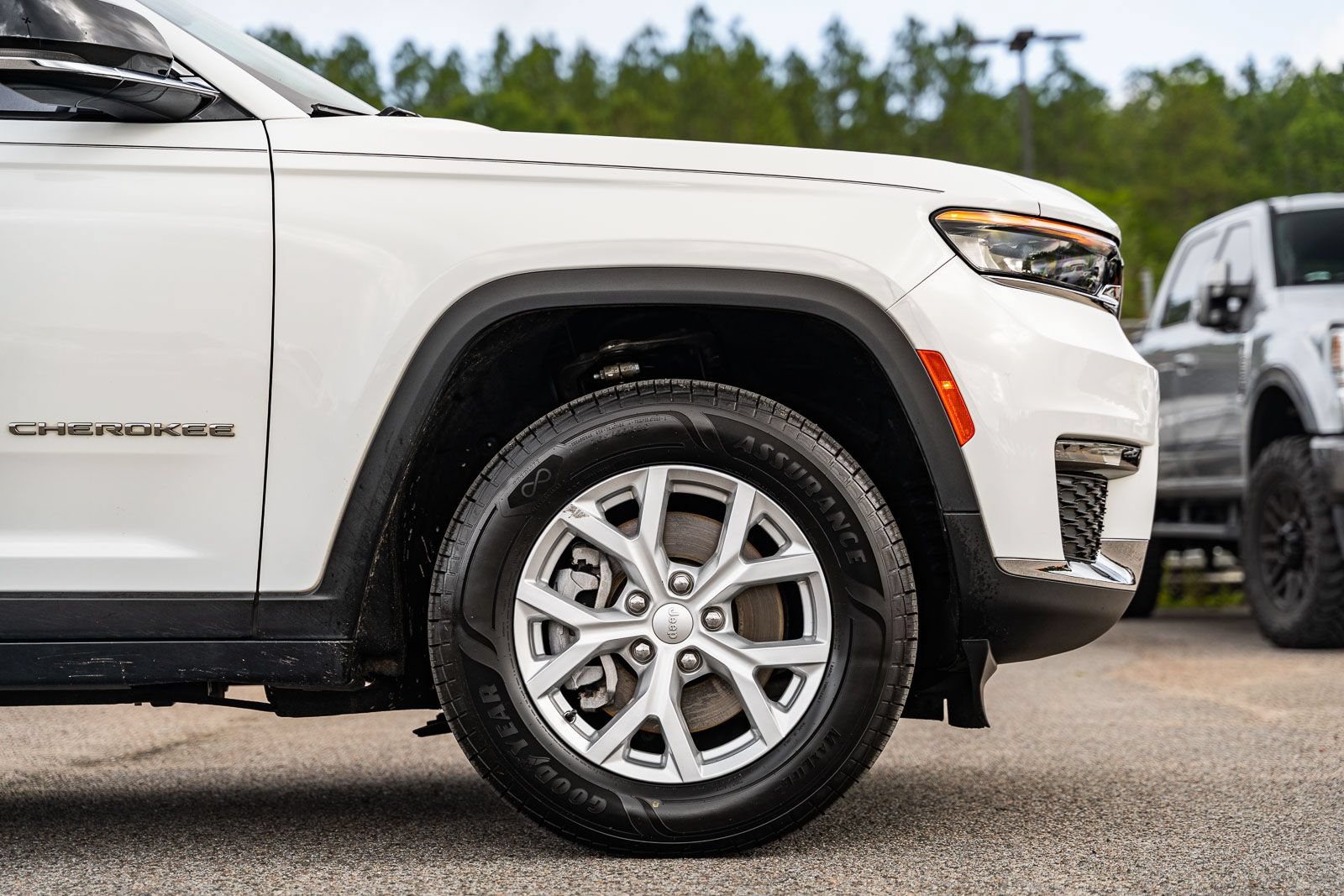 Used 2023 Jeep Grand Cherokee L Limited AWD/4WD image 9