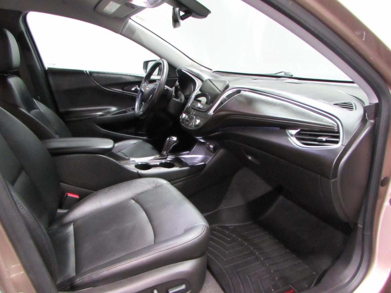 Used 2018 Chevrolet Malibu LT w/ Leather Package FWD image 17