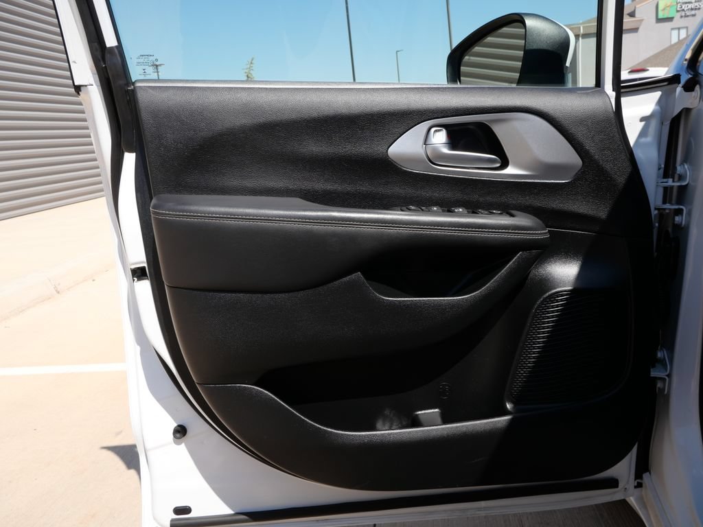 Used 2023 Chrysler Pacifica Touring FWD image 17