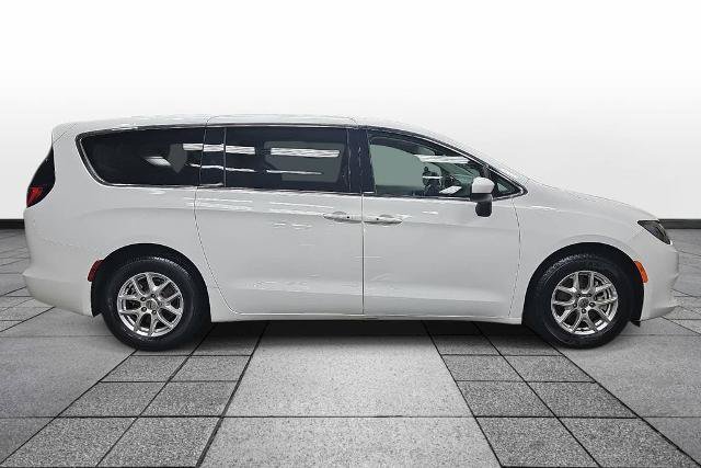 Used 2023 Chrysler Voyager LX FWD image 4