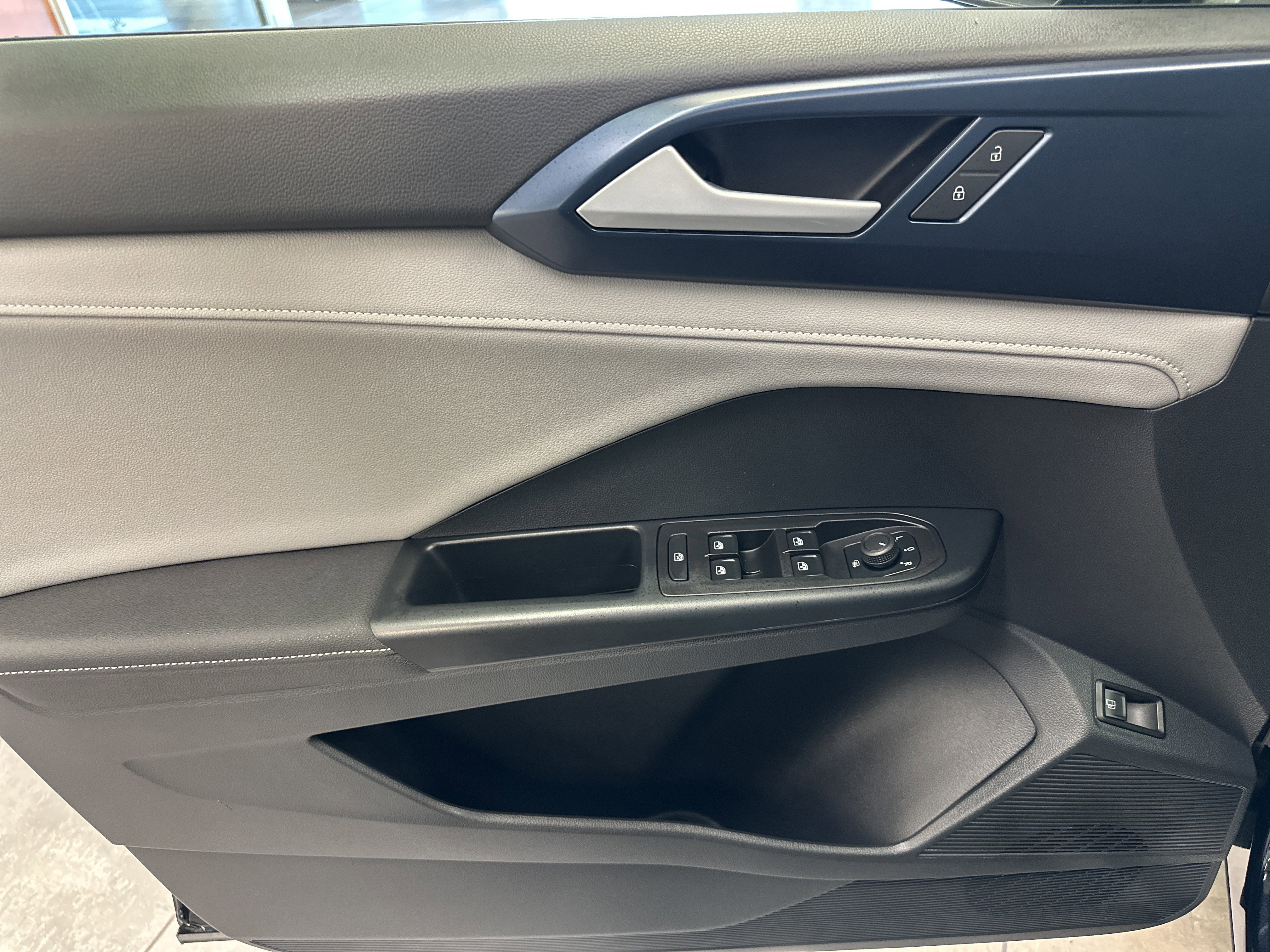 Used 2024 Volkswagen Taos SE image 21