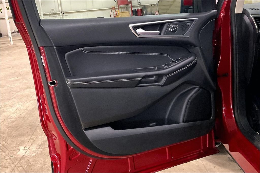 Certified 2024 Ford Edge Titanium AWD/4WD image 21