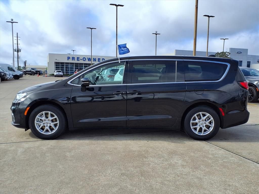 Used 2024 Chrysler Pacifica Touring-L image 3