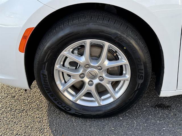 Used 2024 Chrysler Pacifica Touring-L image 11