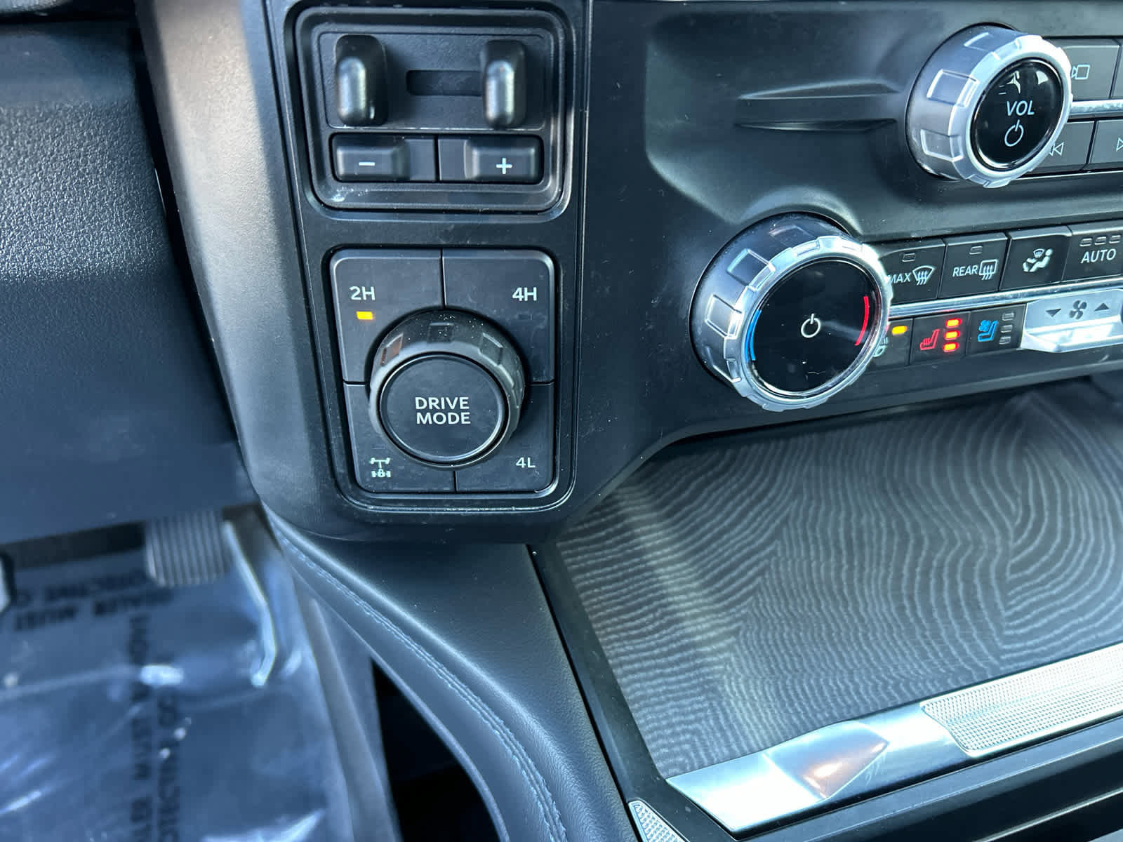 Certified 2025 Ford F350 Platinum image 39