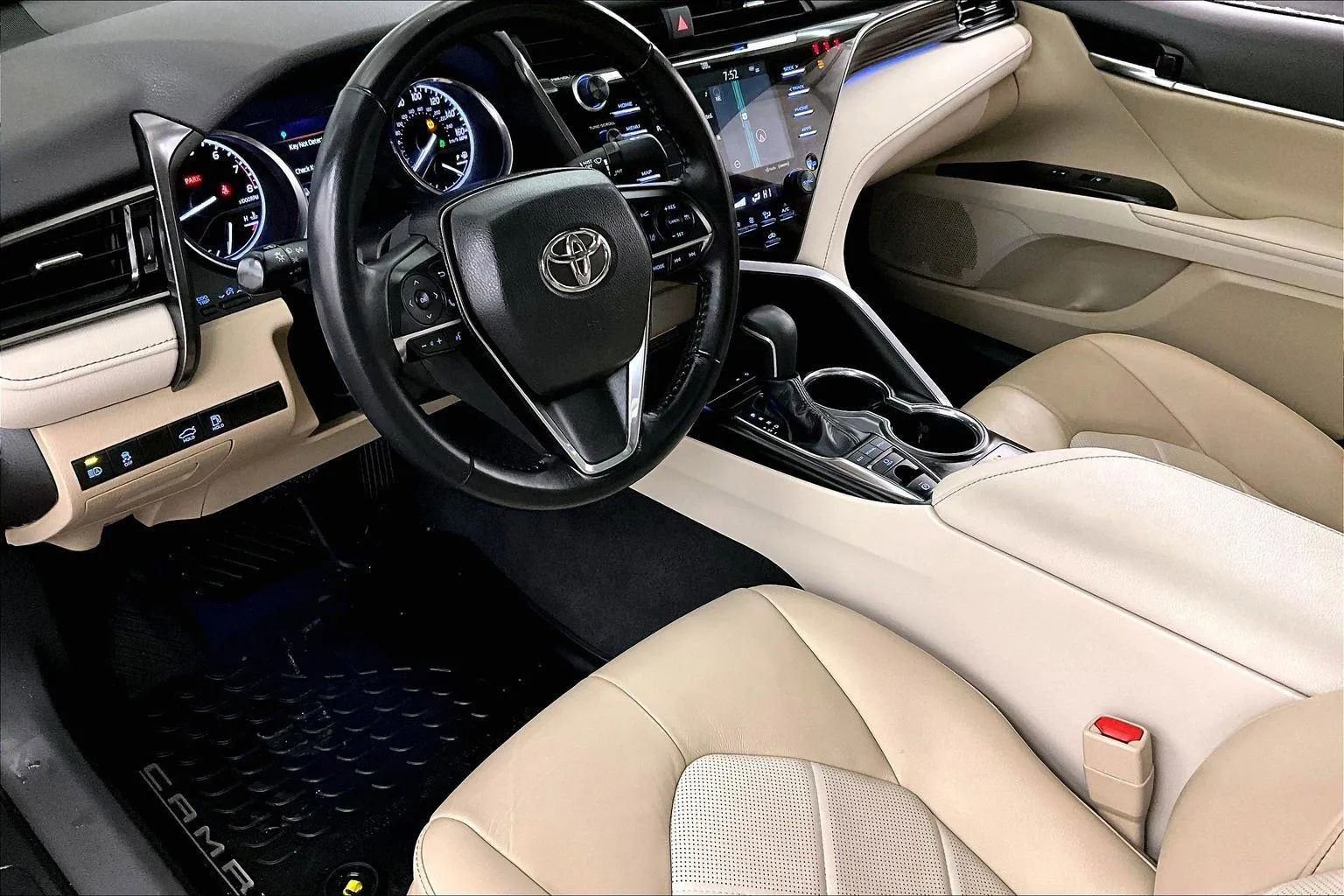 Used 2019 Toyota Camry XLE w/ Navigation Package image 12