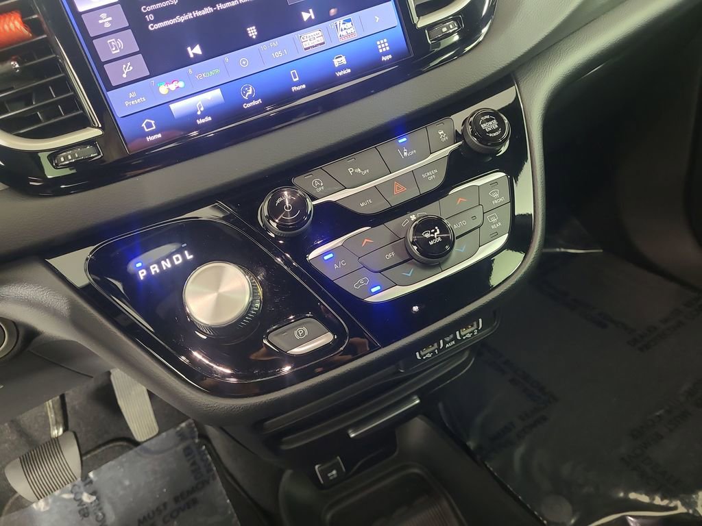 Used 2025 Chrysler Pacifica Select FWD image 16
