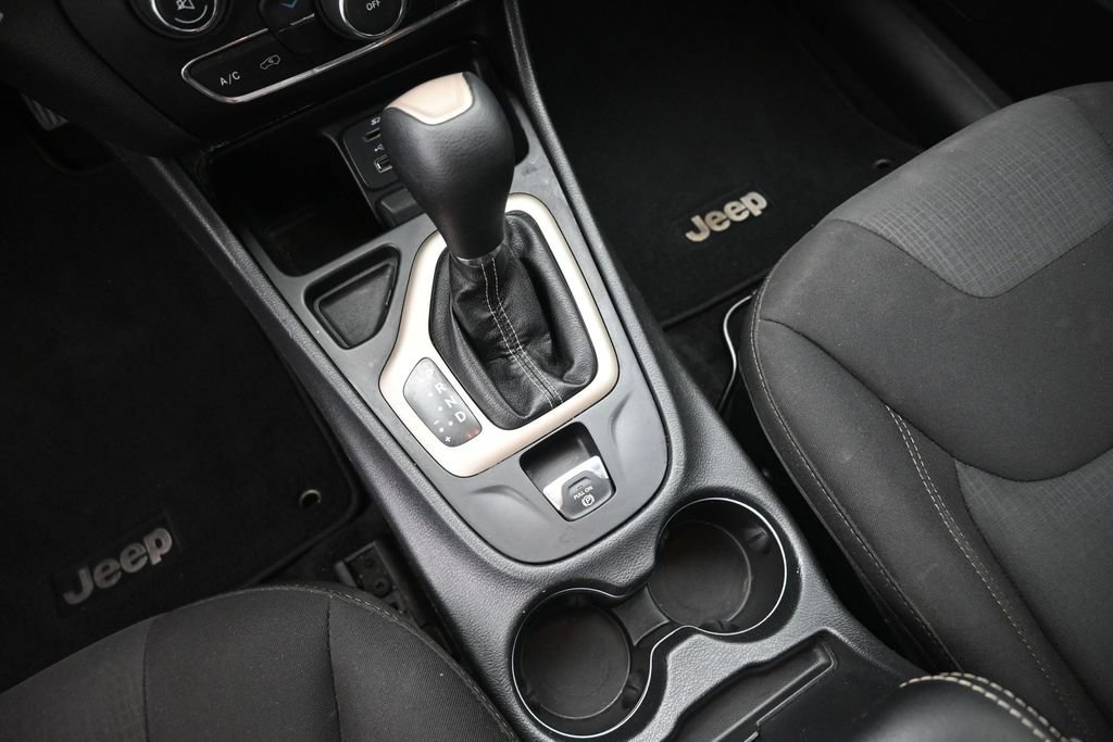 Used 2017 Jeep Cherokee Latitude FWD image 22