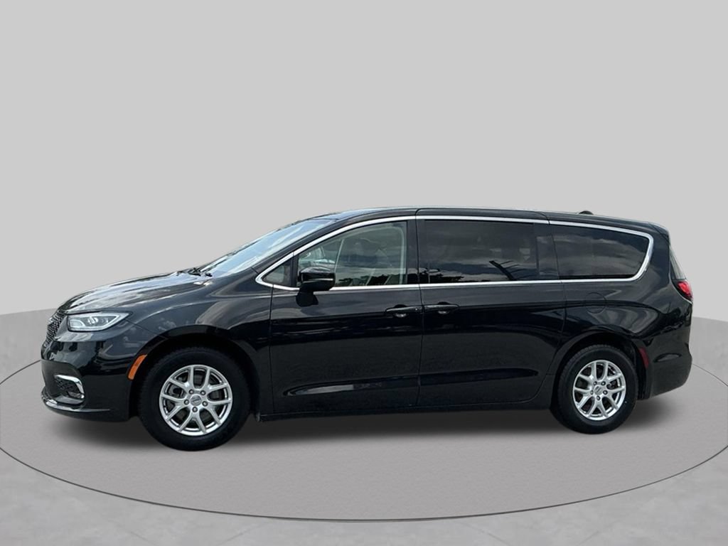 Used 2023 Chrysler Pacifica Touring-L FWD image 4