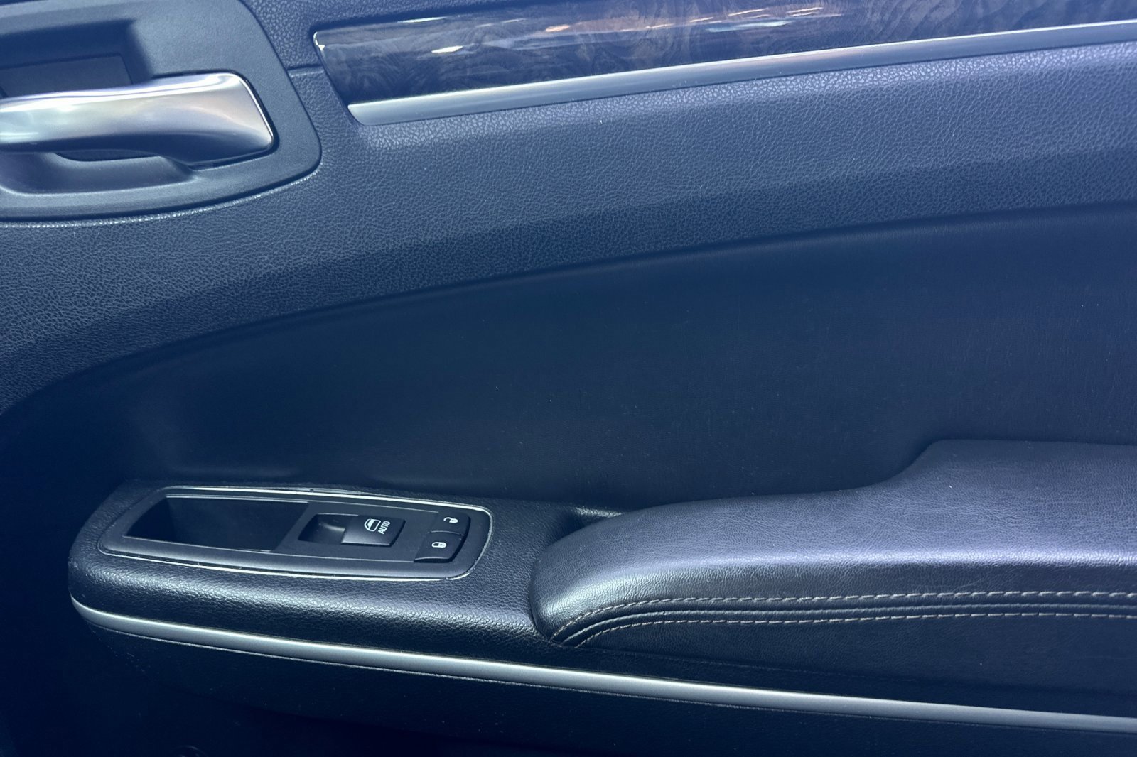 Used 2019 Chrysler 300 Limited image 18