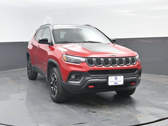 Used 2025 Jeep Compass Trailhawk AWD/4WD image 2