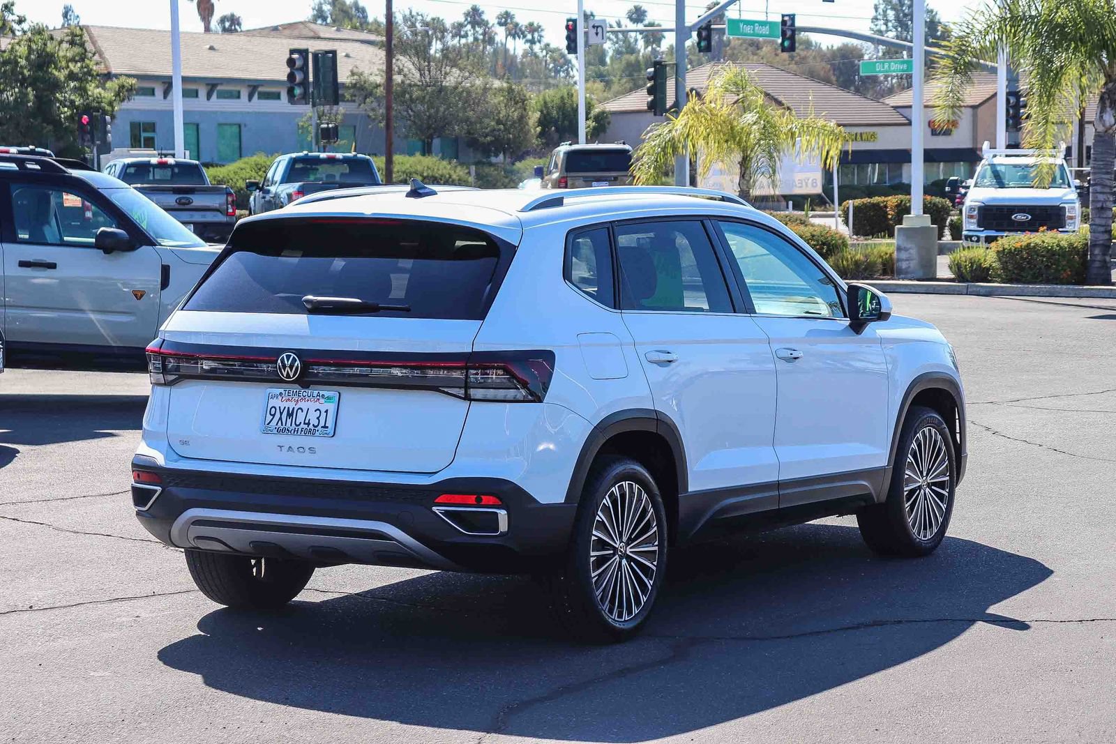 Used 2025 Volkswagen Taos SE w/ Panoramic Sunroof Package FWD image 4
