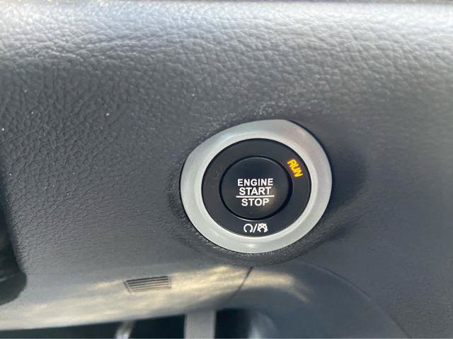 Used 2025 Chrysler Pacifica Limited FWD image 29