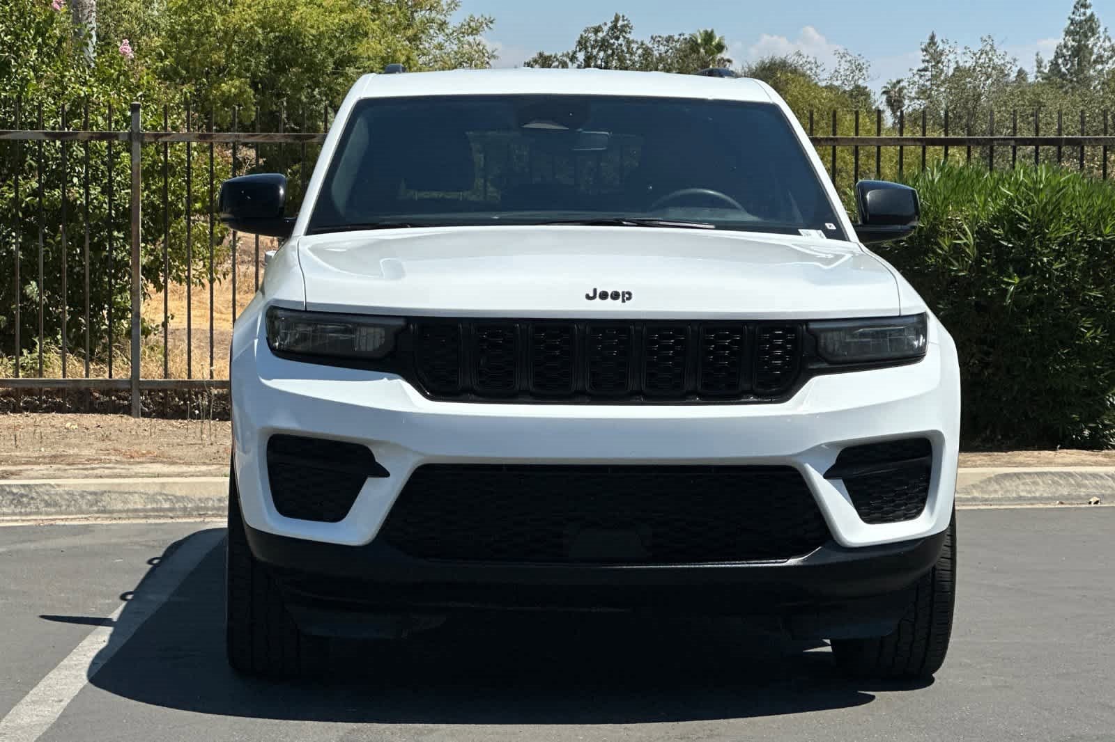 Used 2023 Jeep Grand Cherokee Altitude image 8