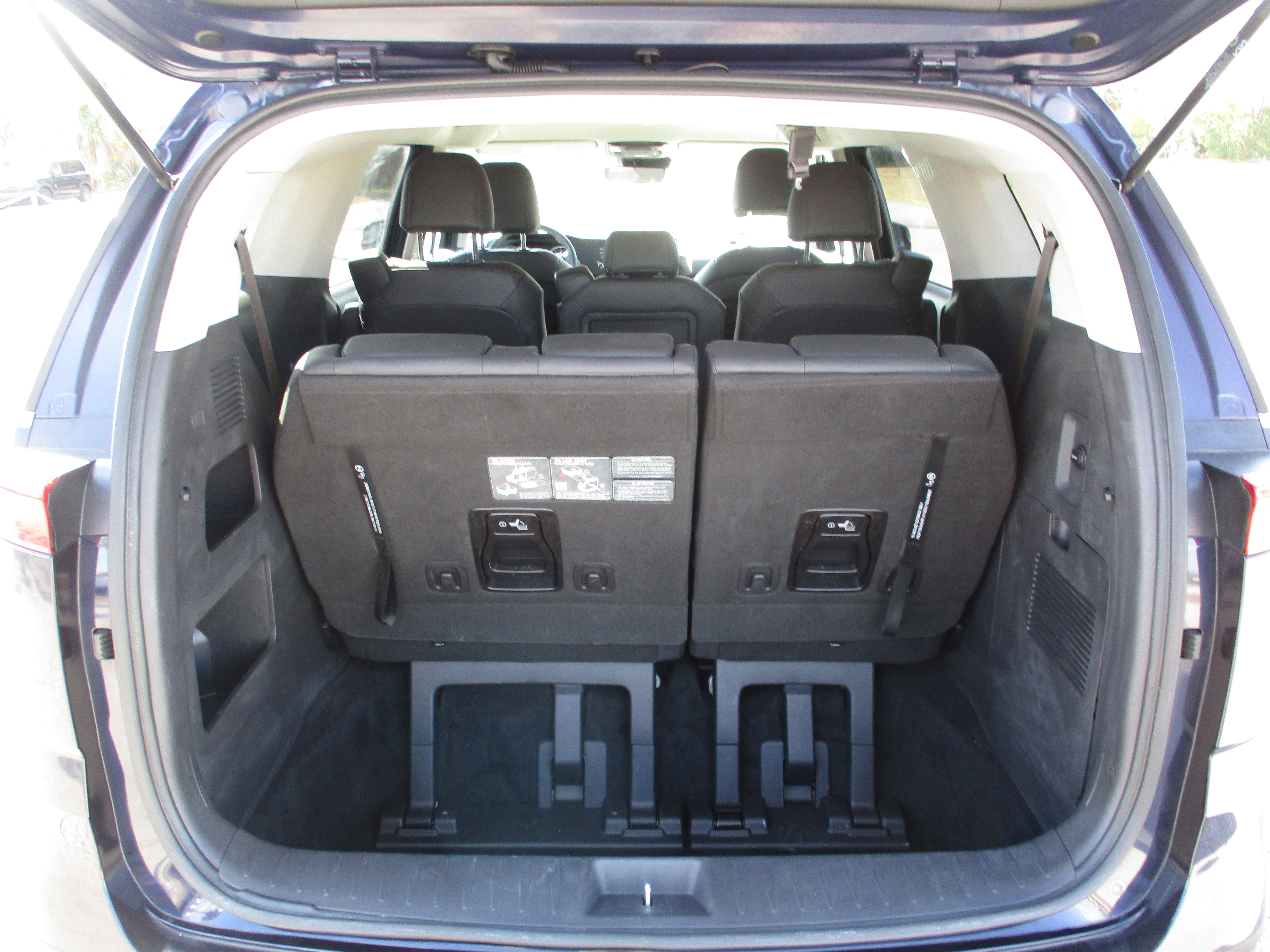 Used 2024 Kia Carnival LX image 12