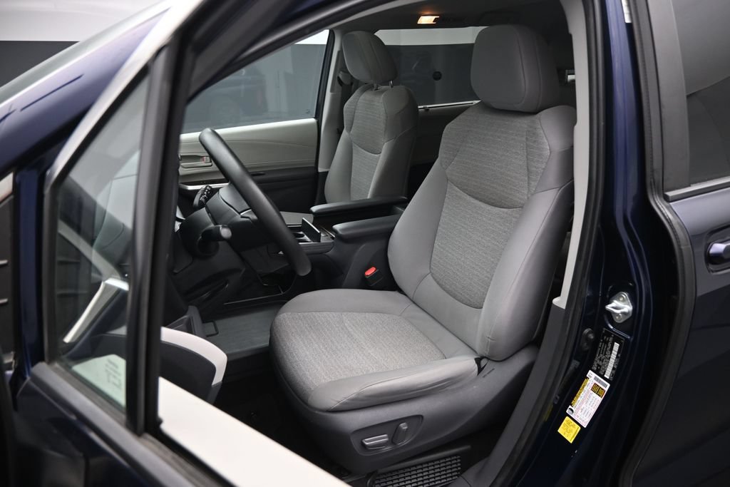 Used 2021 Toyota Sienna LE w/ LE Plus Package FWD image 9