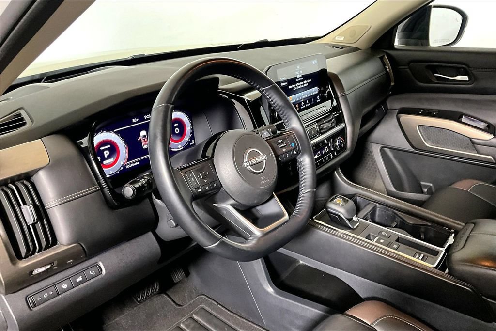 Used 2023 Nissan Pathfinder Platinum w/ Lighting Package (N93) FWD image 10