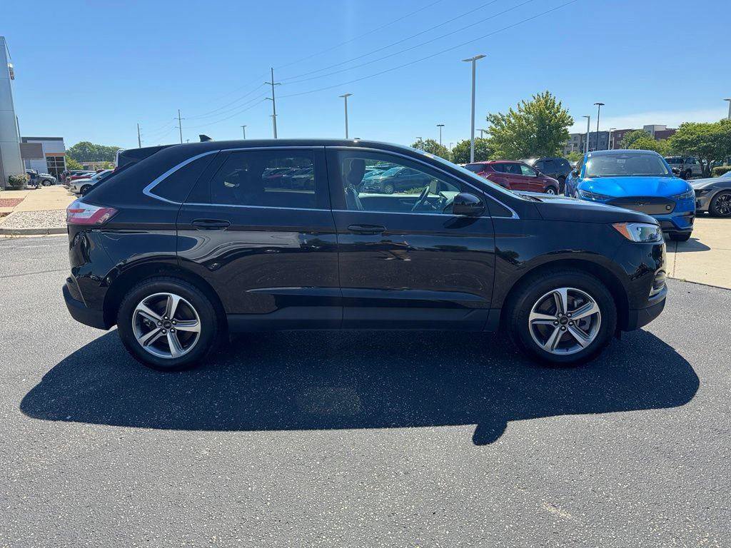 Certified 2024 Ford Edge SEL w/ Convenience Package AWD/4WD image 2