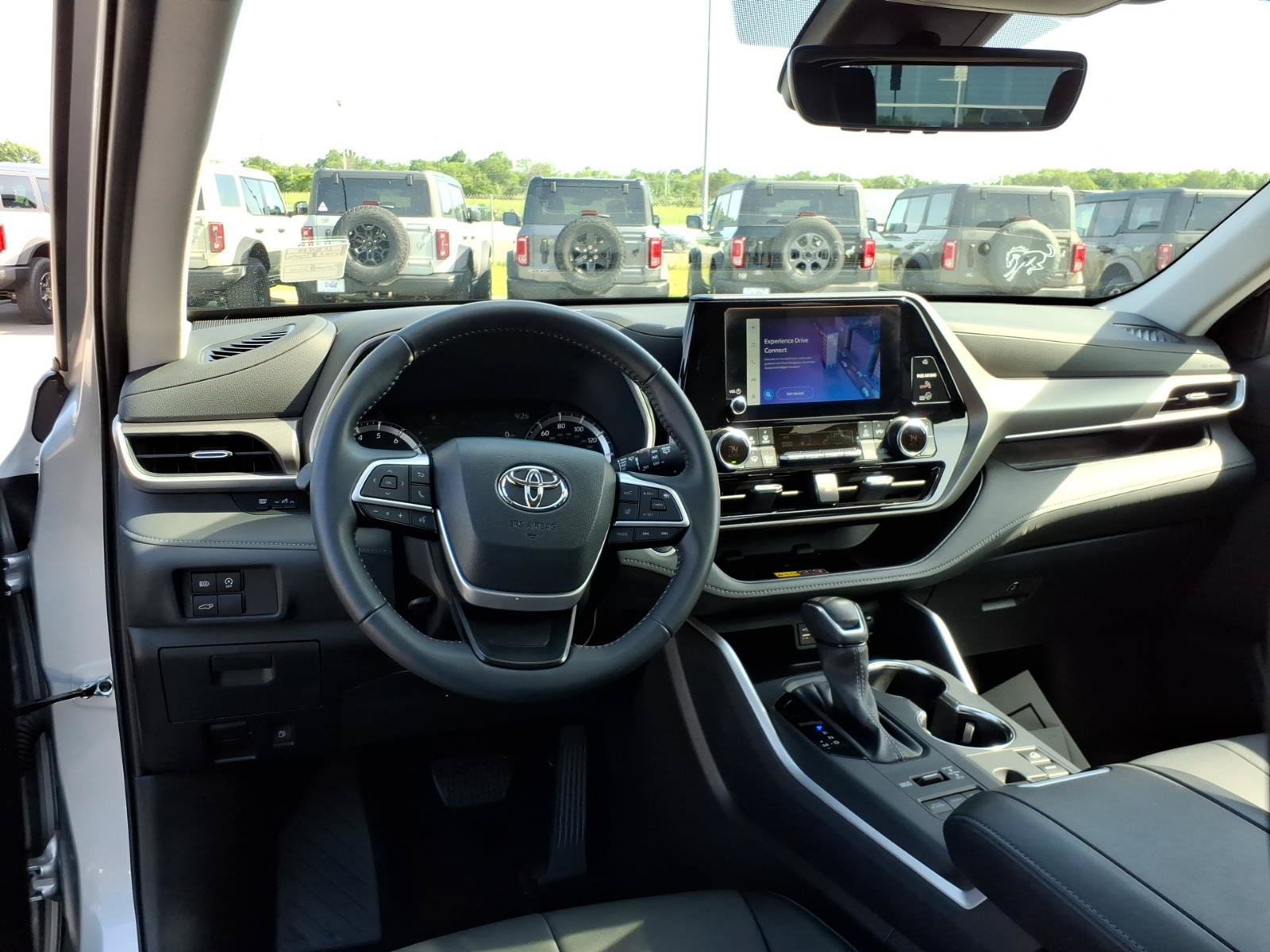 Used 2025 Toyota Highlander XLE AWD/4WD image 15