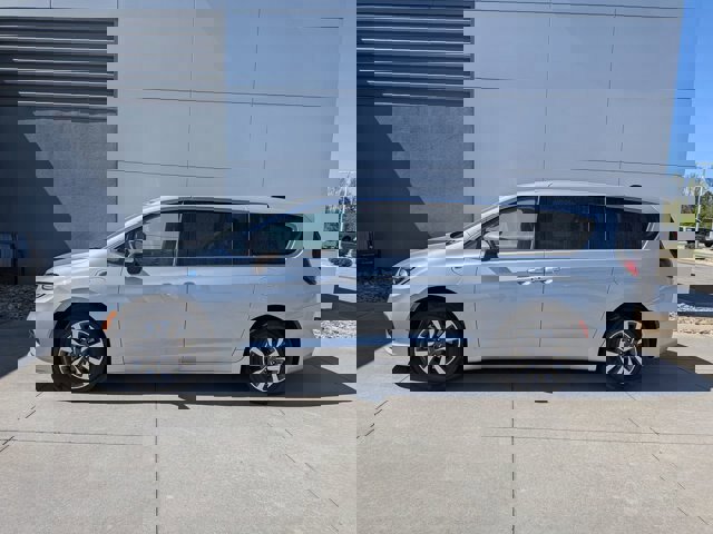 Used 2023 Chrysler Pacifica Touring-L image 2