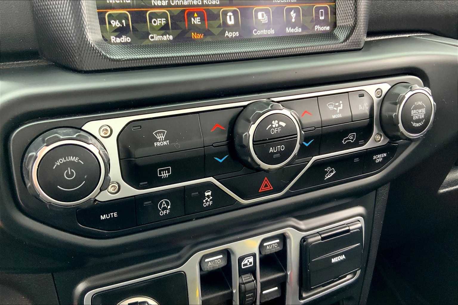 Used 2018 Jeep Wrangler Unlimited Sahara image 29