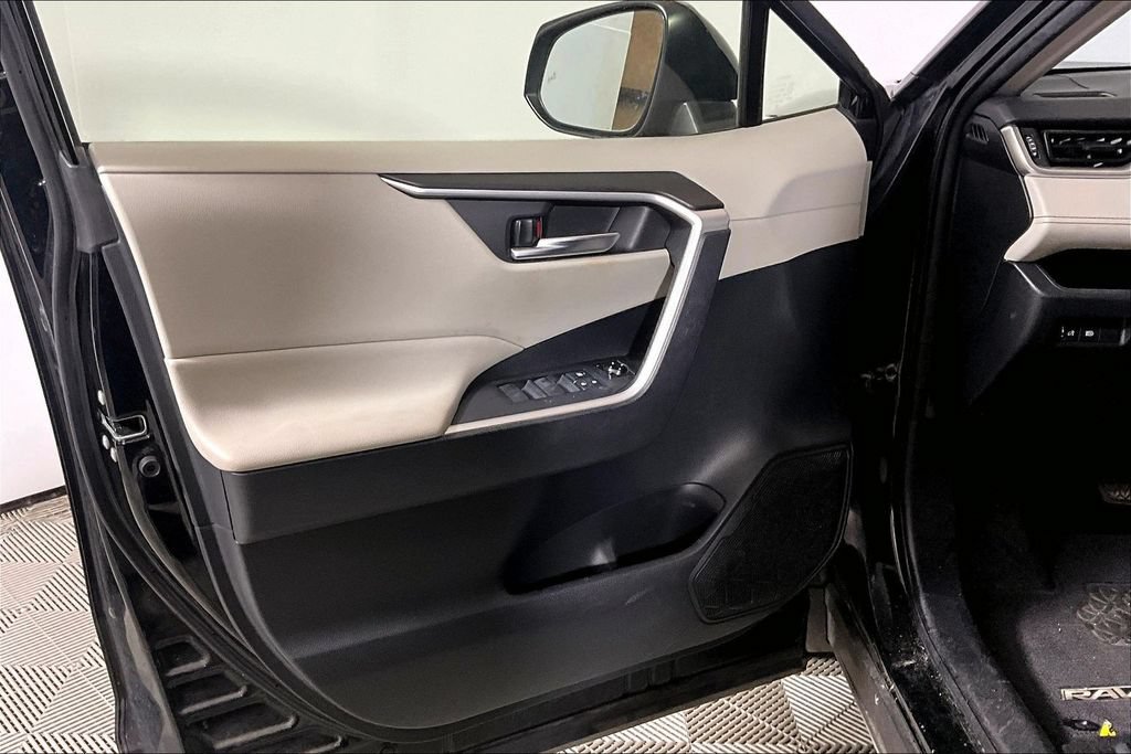 Used 2019 Toyota RAV4 XLE FWD image 18