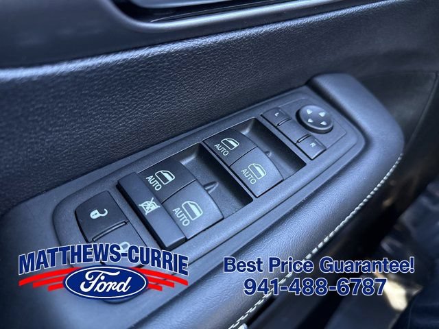 Used 2025 Chrysler Pacifica Select FWD image 25