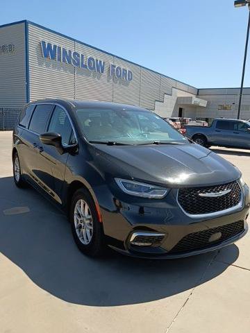 Used 2023 Chrysler Pacifica Touring-L FWD image 2