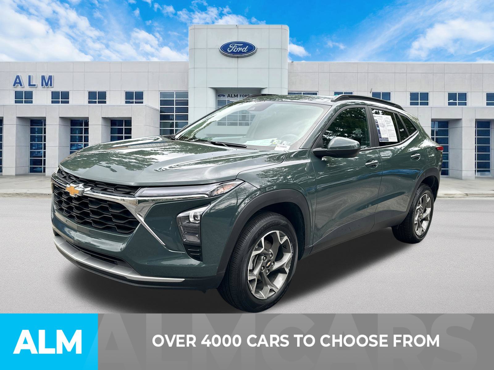 Used 2025 Chevrolet Trax LT FWD image 2