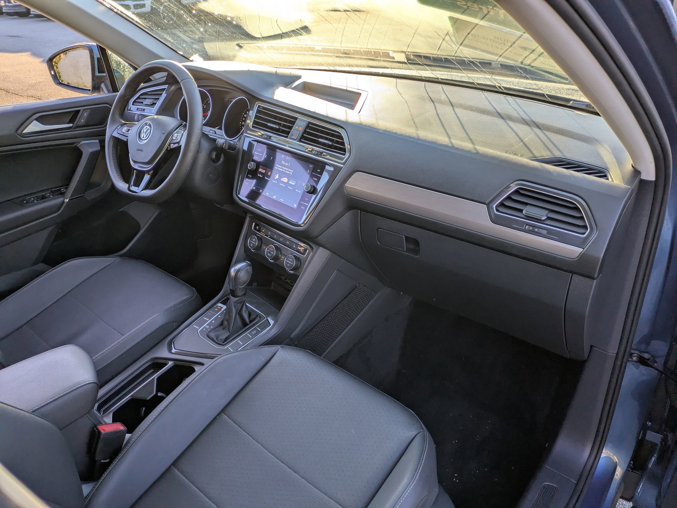 Used 2020 Volkswagen Tiguan SE image 37