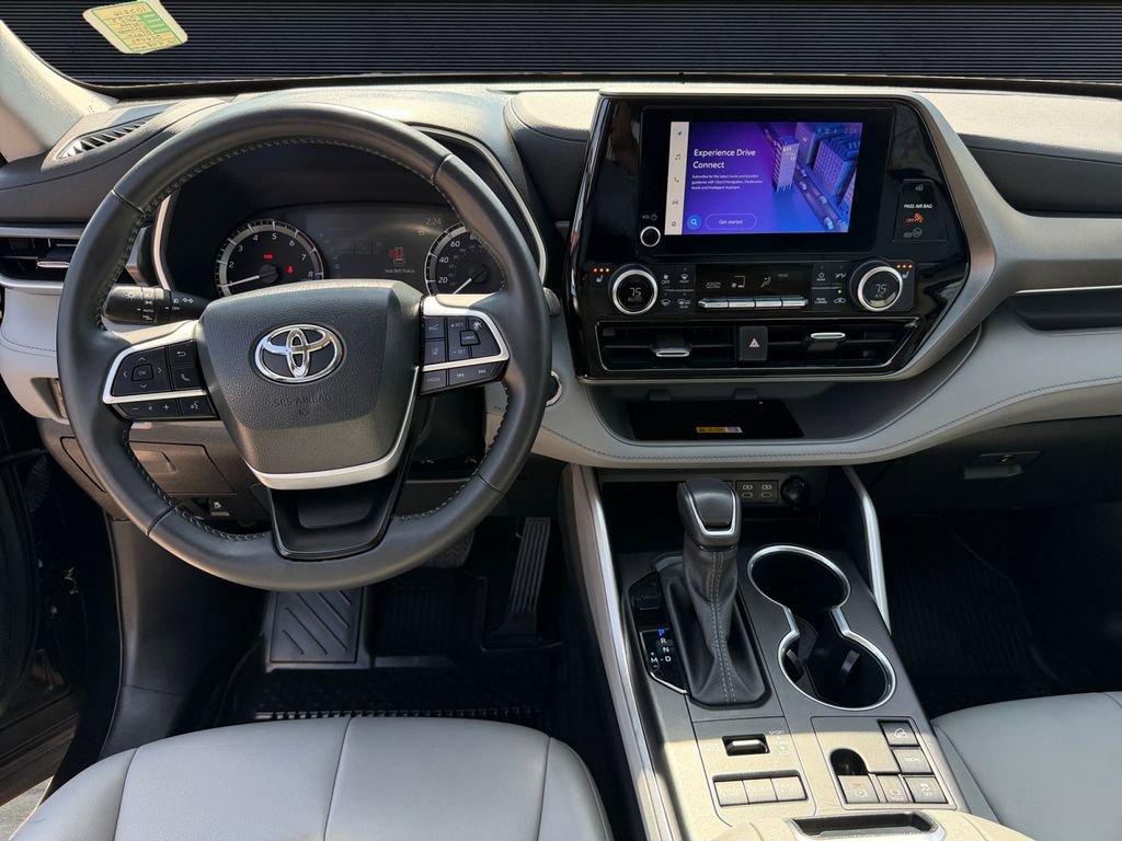 Used 2023 Toyota Highlander XLE AWD/4WD image 13