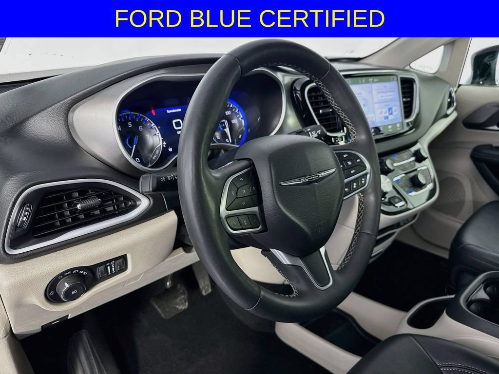 Used 2024 Chrysler Pacifica Touring-L FWD image 12