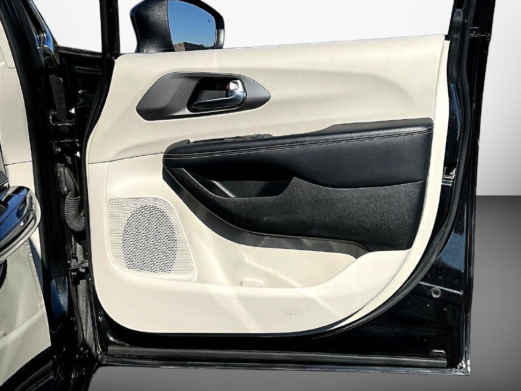 Used 2023 Chrysler Pacifica Touring-L FWD image 36