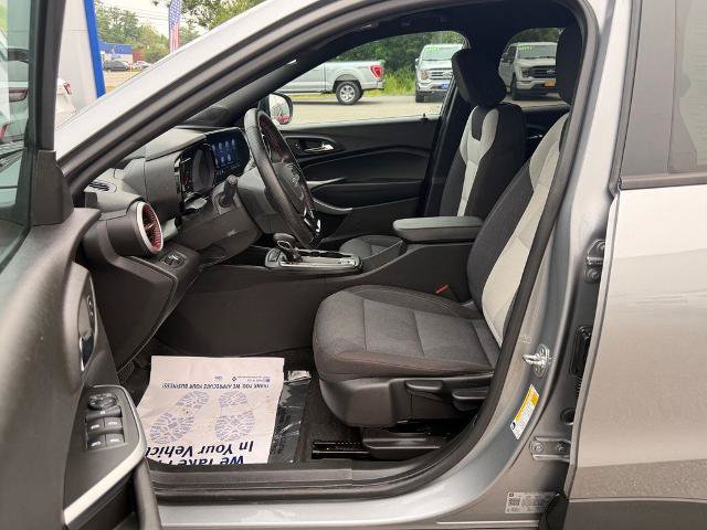 Used 2025 Chevrolet Trax RS FWD image 14