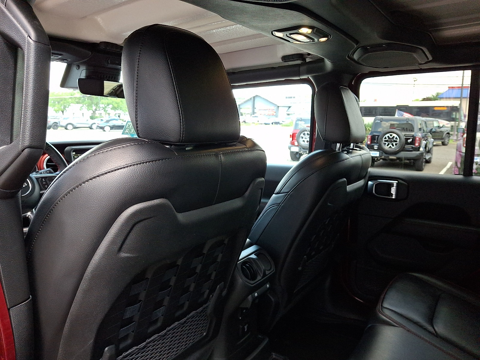 Used 2022 Jeep Wrangler Unlimited Rubicon w/ Cold Weather Group AWD/4WD image 12