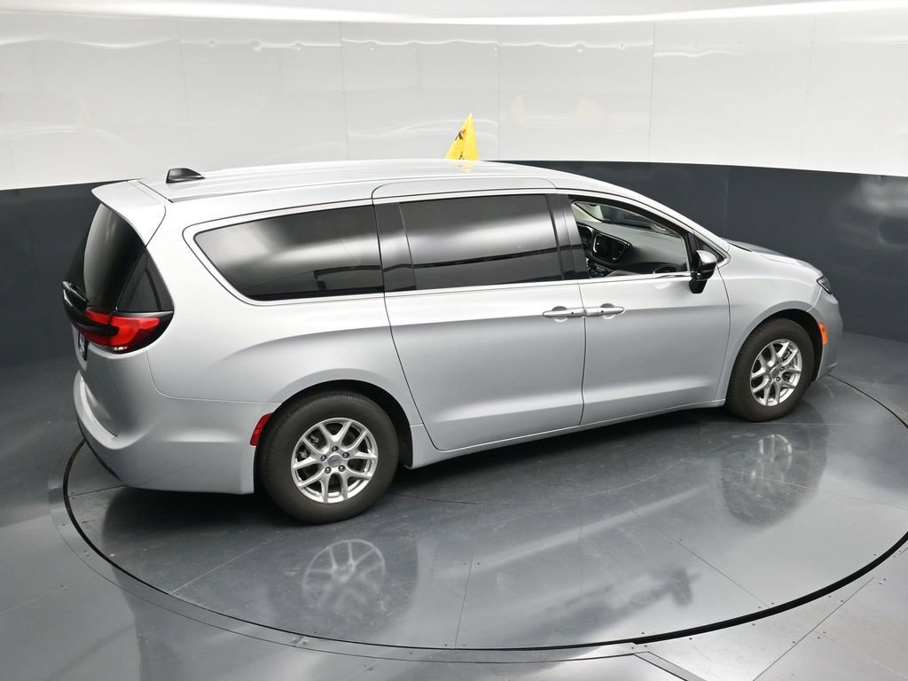 Used 2024 Chrysler Pacifica Touring-L FWD image 48