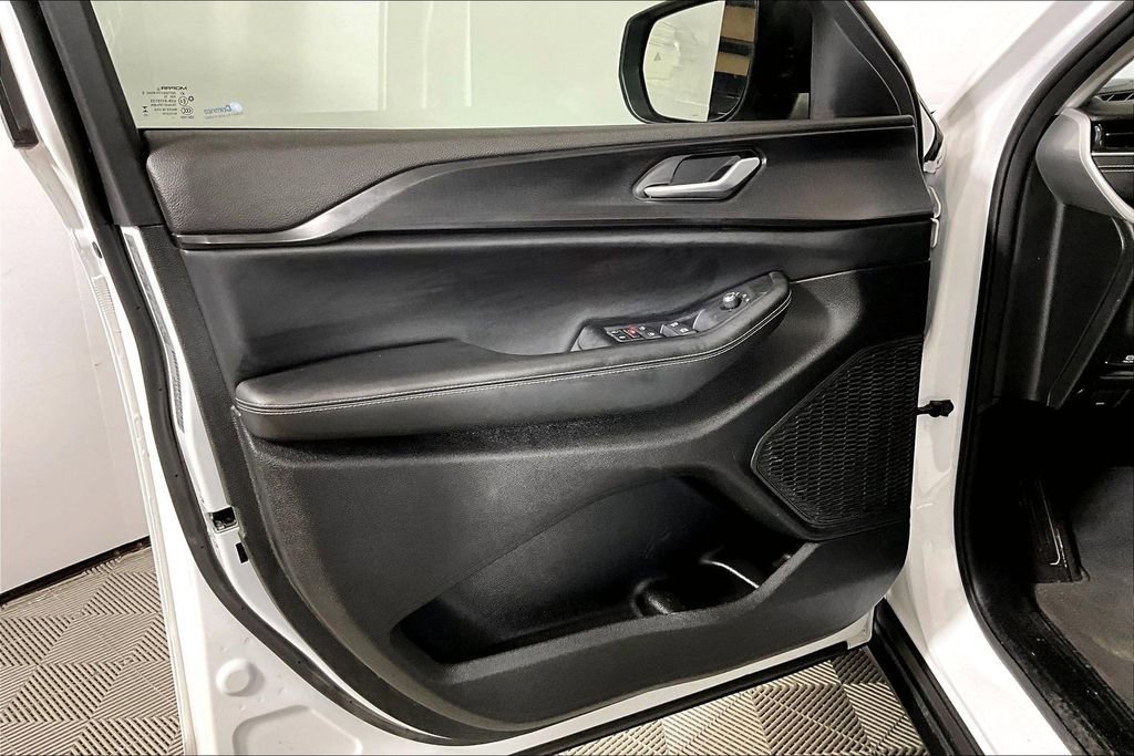 Used 2023 Jeep Grand Cherokee Laredo X image 18