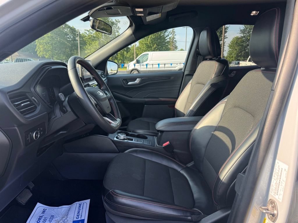 Certified 2025 Ford Escape ST-Line Select AWD/4WD image 5
