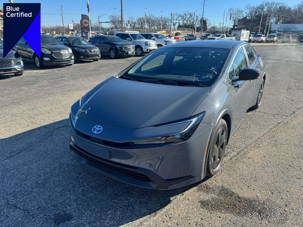 Used 2025 Toyota Prius LE image 1