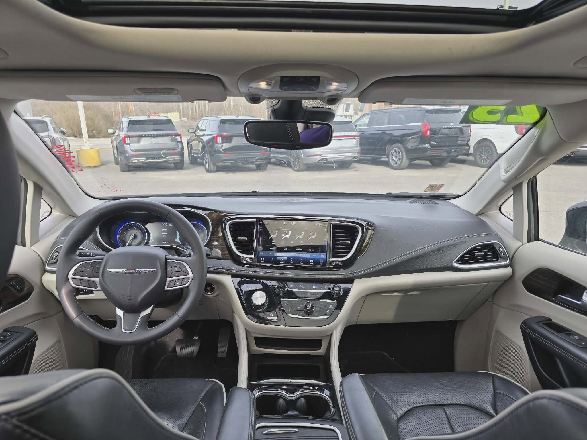 Used 2023 Chrysler Pacifica Limited FWD image 17